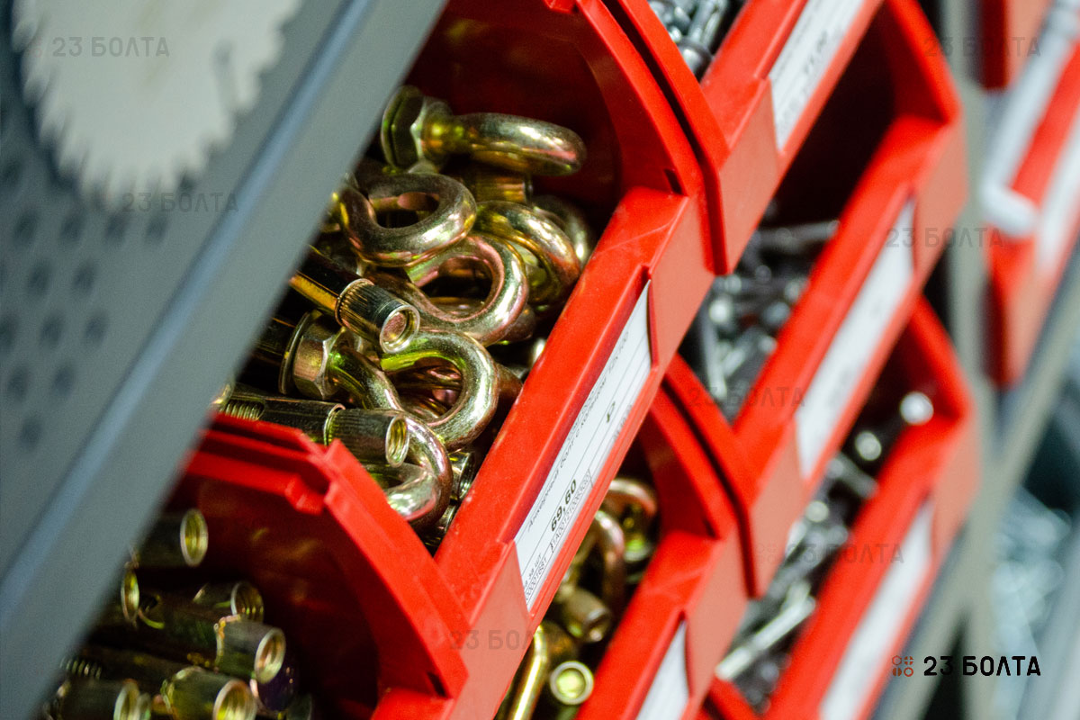 Клиновой анкер Втулочные анкеры Анкер забивной (цанга) Анкер рамный Гвоздевой анкер Анкер-шпилька Потолочный анкер (анкер-клин) Анкер распорный с крюком, кольцом, костылём Анкеры для пустотелых материалов Анкер-гильза Болт самоанкерующийся распорный Складной анкер Специальные анкеры